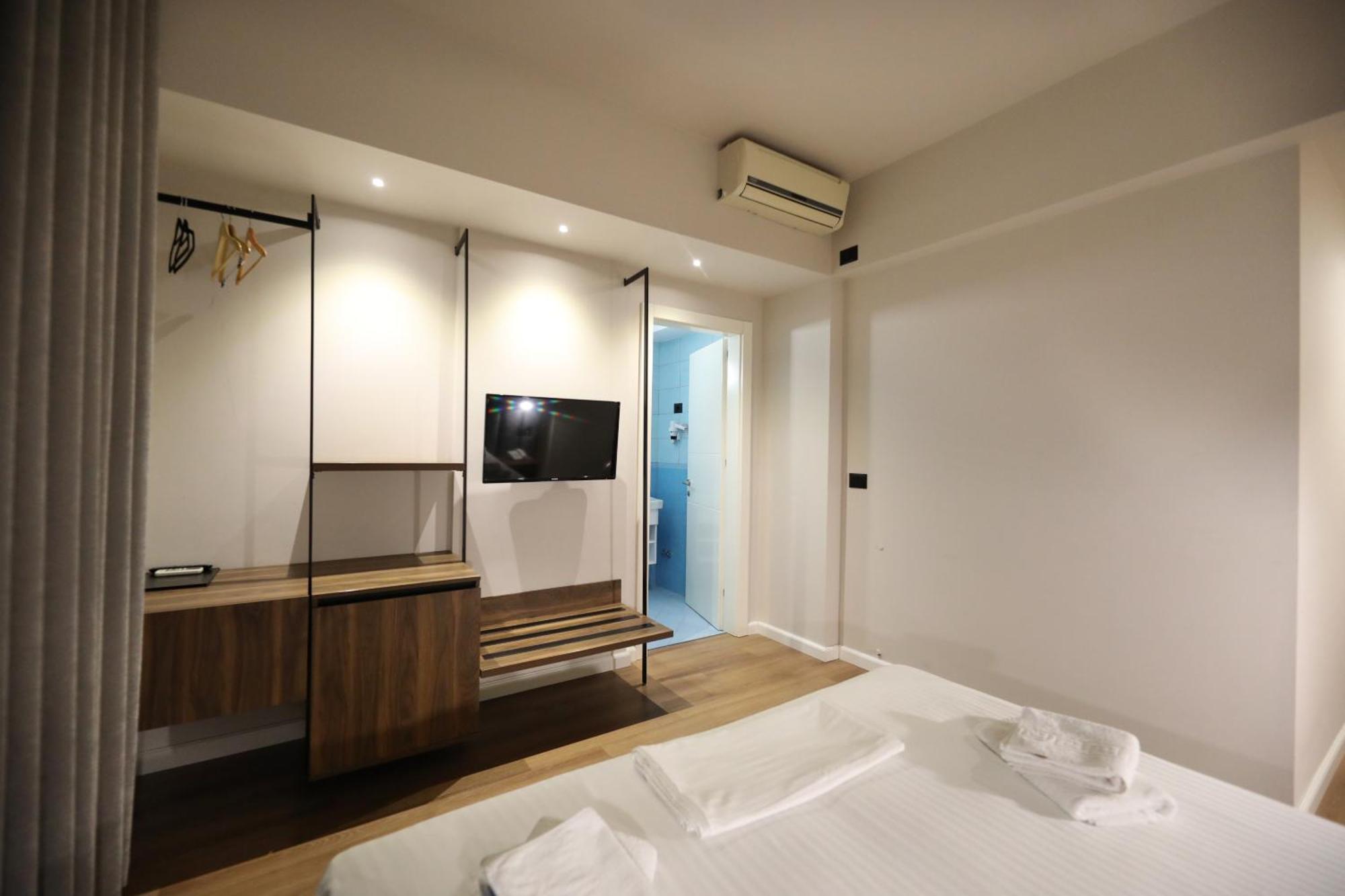 Hotel Libertas Vlorë Esterno foto