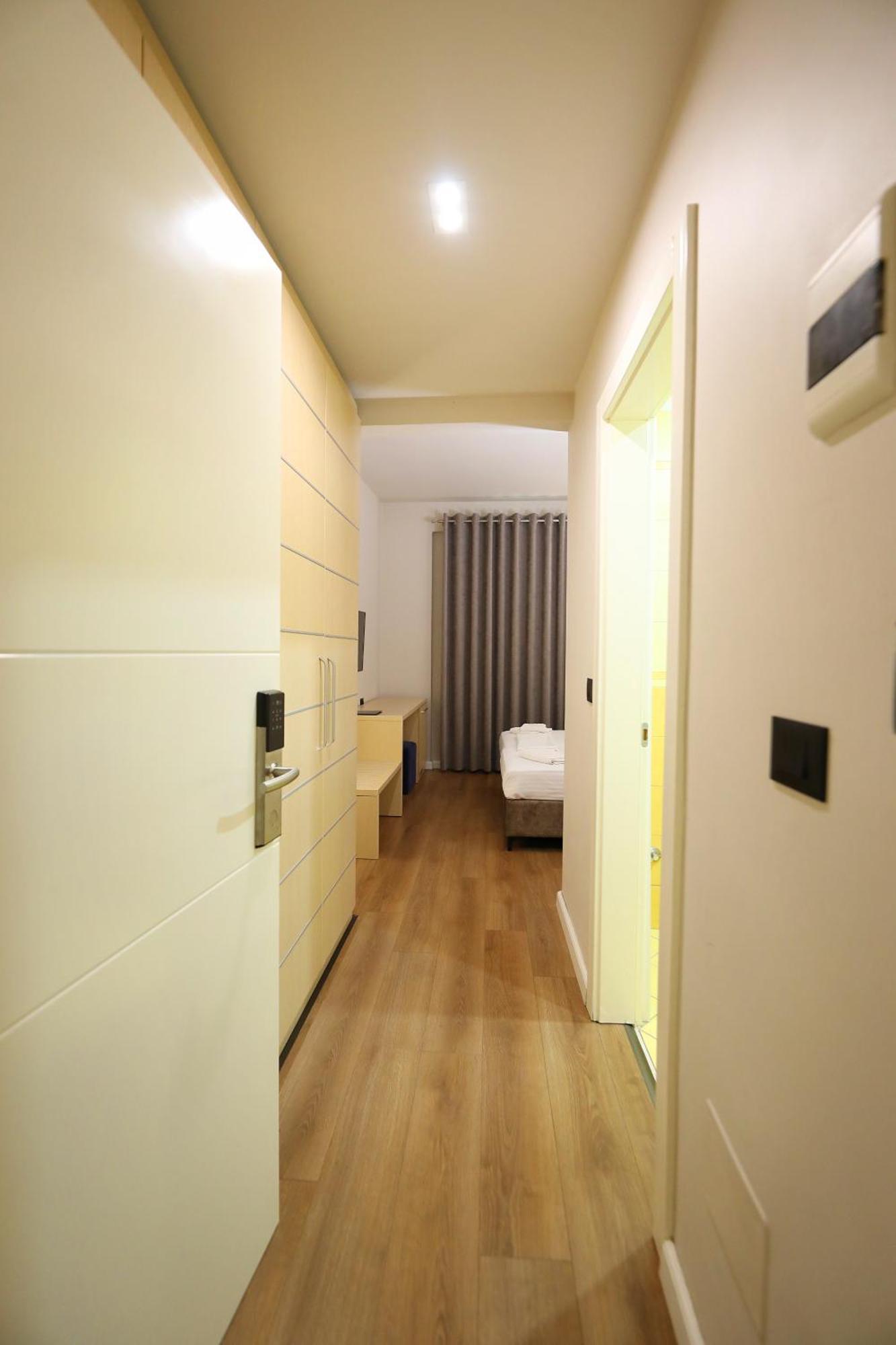 Hotel Libertas Vlorë Esterno foto