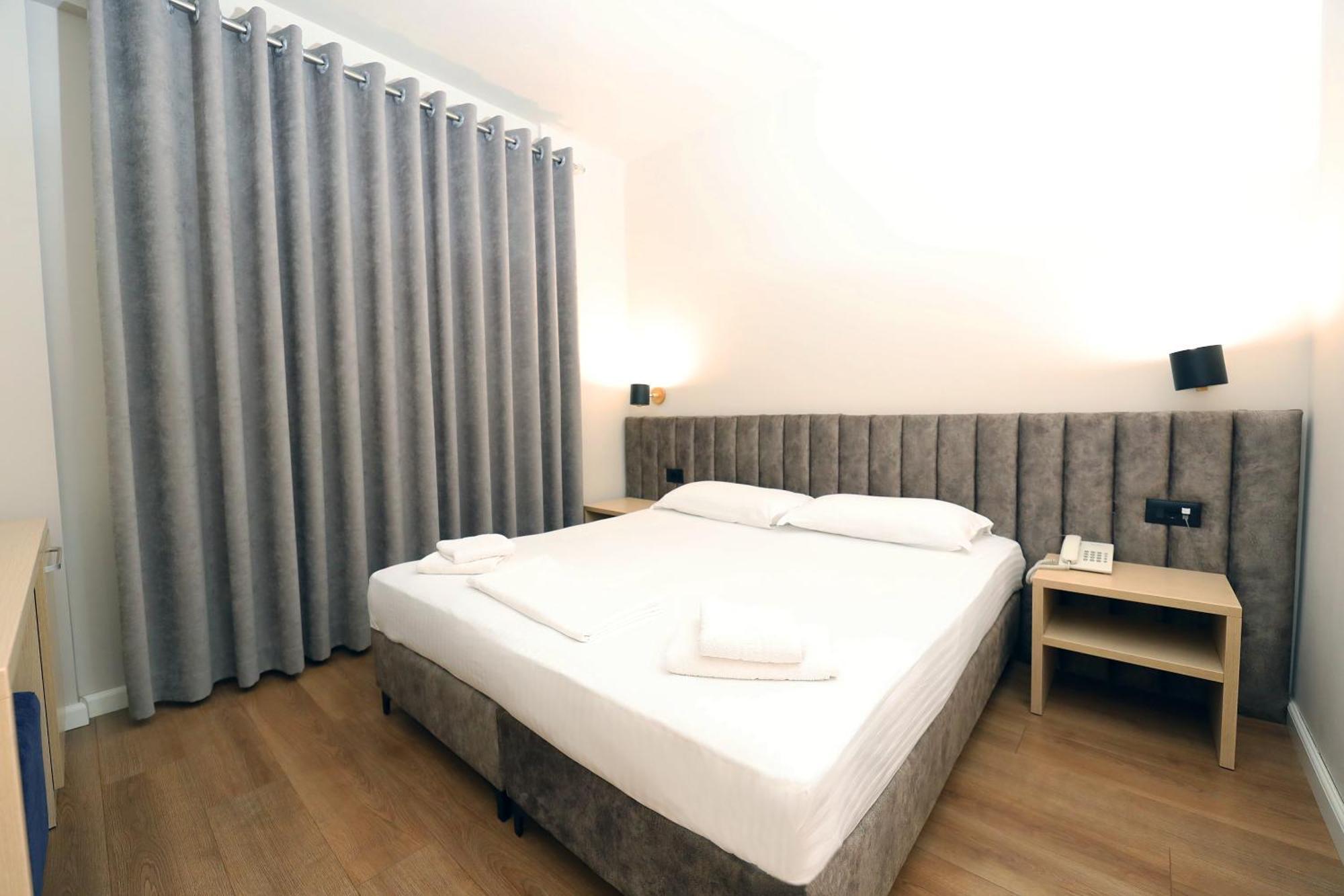 Hotel Libertas Vlorë Esterno foto