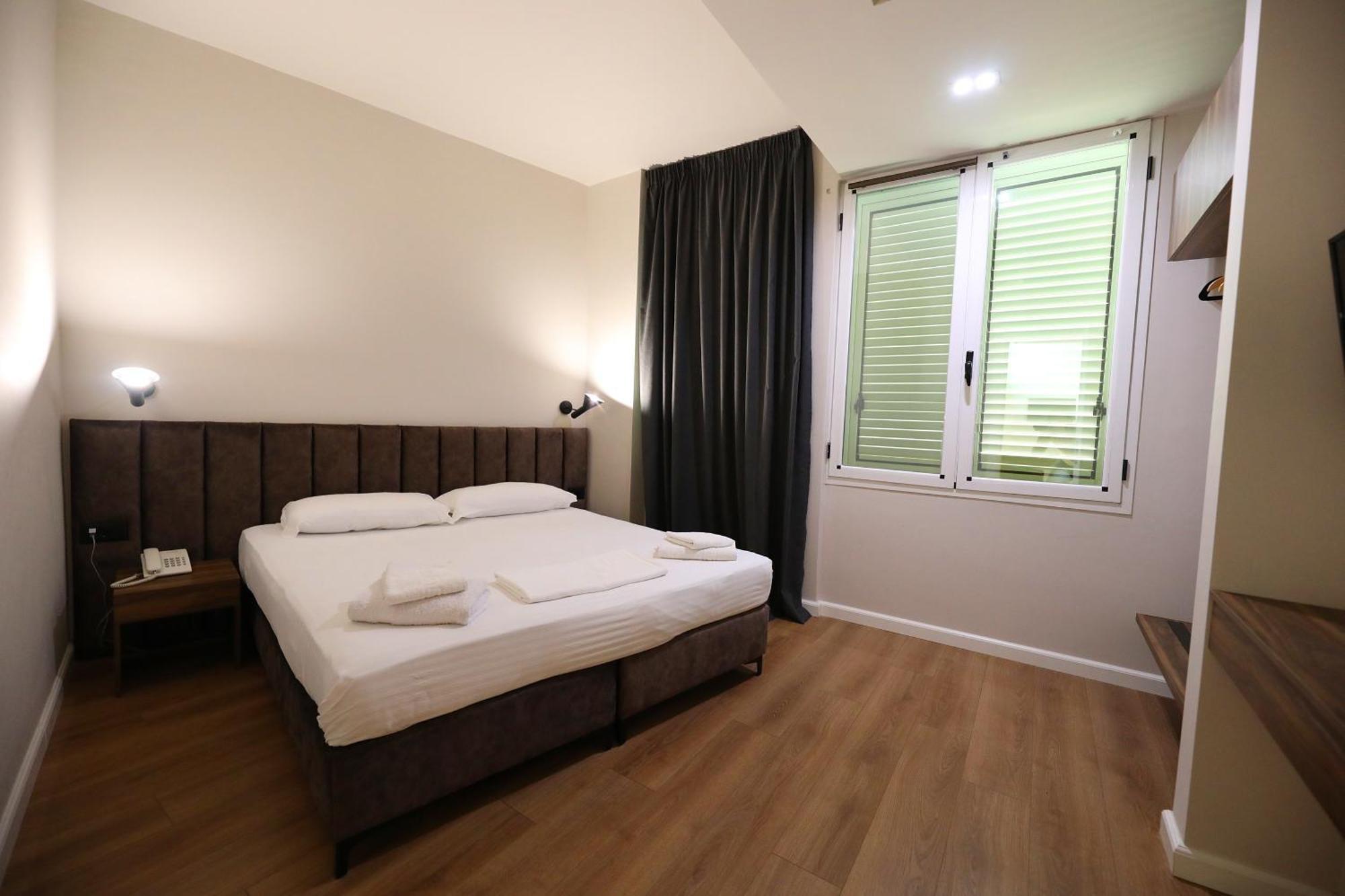 Hotel Libertas Vlorë Esterno foto